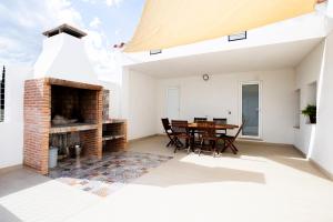 una sala da pranzo con camino in mattoni e tavolo di La caseta de cinta a El Lligallo del Gànguil