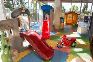 Parquinho infantil em Hotel del Lago Golf & Art Resort