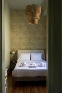 Una cama o camas en una habitación de Innkeepers Quarters Queen Suite with Breakfast 14 fotos más