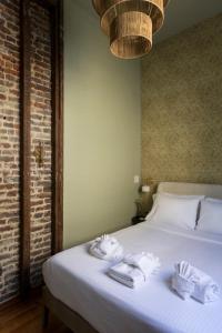 a bedroom with a bed with towels on it at Innkeepers Quarters Queen Suite with Breakfast in Charleston