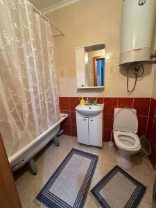 a bathroom with a toilet and a sink and a tub at 5 минут Астана Аэропорт in Prigorodnyy