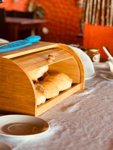a wooden box filled with bread on a table at LagoinhaKitePoint in Paraipaba +33 photos