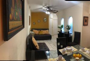 ein Wohnzimmer mit Sofa und Tisch in der Unterkunft Casa Jhon in Tepic