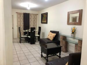 ein Wohnzimmer mit Tisch und Stühlen in der Unterkunft Casa Jhon in Tepic