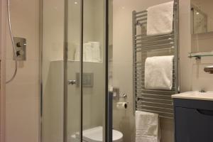 een badkamer met een douche, toilet en wastafel bij The Alma Rooms in Londen +72 foto's