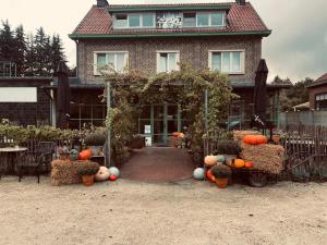 a house with an archway in front of it at Guesthouse 't Goed Leven in Stokrooie