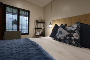 ヒルトンにあるHilton Guest Houseのベッドルーム1室(枕付きのベッド1台、窓付)