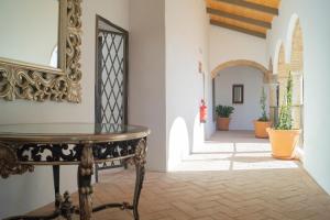 een hal met een tafel en een spiegel aan de muur bij Corazón 23 in Córdoba