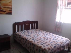 1 dormitorio con cuna y edredón en Residencial Paraiso, en Florianópolis