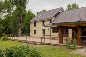 een huis met een groot terras in de tuin bij Veskivee Külalistemaja in Umbusi +13 foto's