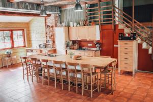 een keuken met een houten tafel en stoelen bij Veskivee Külalistemaja in Umbusi