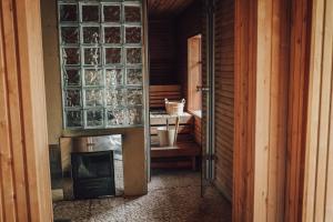 een woonkamer met een open haard en een fornuis bij Veskivee Külalistemaja in Umbusi