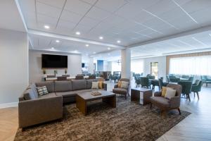 アトランタにあるStaybridge Suites Atlanta Airportのロビー(ソファ、椅子付)