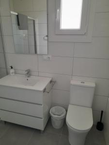 łazienka z toaletą, umywalką i oknem w obiekcie LA ERA 30 w mieście Bolonia