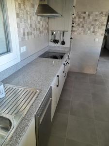 kuchnia ze zlewem i blatem w obiekcie LA ERA 30 w mieście Bolonia +15 zdjęć