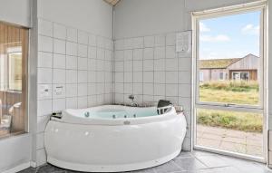 Koupelna v ubytování Gorgeous Home In Harboøre With Kitchen