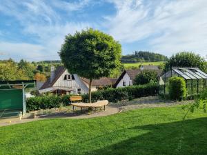 een park met een bank en een boom bij Ferienwohnung Bühlingen in Rottweil