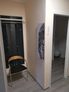 una stanza con una sedia e un dipinto sul muro di Wohnen in Essen a Essen