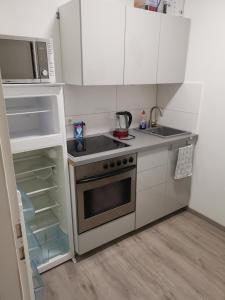 una piccola cucina con piano cottura e forno a microonde di Wohnen in Essen a Essen
