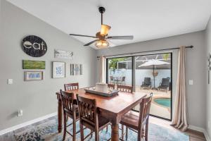 ボニータ・スプリングスにあるCharming Heated Pool Home - 3 miles to the Beach, Pet and Family Friendly -Available Year Round!のダイニングルーム(テーブル、椅子、天井ファン付)