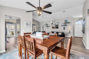 ボニータ・スプリングスにあるCharming Heated Pool Home - 3 miles to the Beach, Pet and Family Friendly -Available Year Round!のテーブルと椅子のあるダイニングルームとリビングルーム