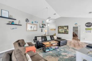 ボニータ・スプリングスにあるCharming Heated Pool Home - 3 miles to the Beach, Pet and Family Friendly -Available Year Round!のソファ2つとテーブルのあるリビングルーム +33枚の写真