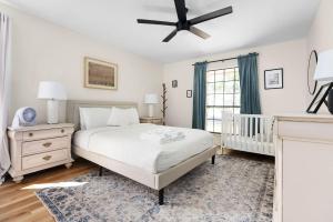 Ένα ή περισσότερα κρεβάτια σε δωμάτιο στο Charming 7BR Home in Round Rock
