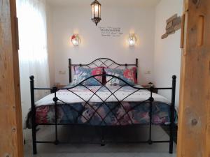 een slaapkamer met een bed in een kamer met verlichting bij DE ZEEBRIES Bed by the Sea in Westkapelle