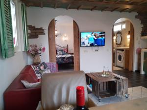 een woonkamer met een bank en een tafel bij DE ZEEBRIES Bed by the Sea in Westkapelle