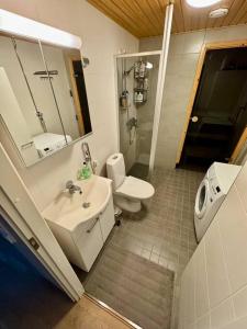 Ένα μπάνιο στο Saunallinen & rauhallinen asunto