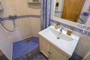 a bathroom with a sink and a shower at CASONA 44 - Apartamento para 2 con Wifi, AC y Patio Exterior in Alcalá de Henares