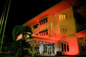 ein Gebäude mit rotem Licht in der Nacht in der Unterkunft The Golden Truly Hotel & Casino in Paramaribo