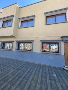 イムスワンにあるImsouane Sunrise Apartmentsの四窓の建物