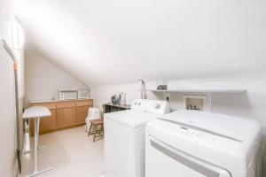 - une buanderie blanche avec lave-linge et sèche-linge dans l'établissement Corvallis OSU 3 Bedroom Cheerful Bungalow House, à Corvallis 75 autres photos