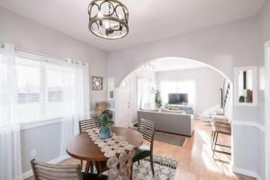 une salle à manger avec une table et un salon dans l'établissement Corvallis OSU 3 Bedroom Cheerful Bungalow House, à Corvallis