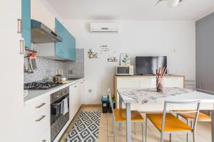 a kitchen with a table and chairs and a stove at Stile e Comfort in Città con Wi-Fi in Carpi
