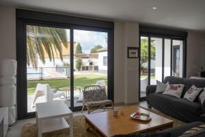 un salon avec un canapé et une table dans l'établissement Villa Al Alba - Ole Solutions, à Sanlúcar de Barrameda