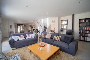 un salon avec deux canapés et une table basse dans l'établissement Villa Al Alba - Ole Solutions, à Sanlúcar de Barrameda