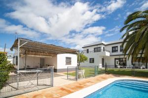 une villa avec piscine et une maison dans l'établissement Villa Al Alba - Ole Solutions, à Sanlúcar de Barrameda