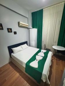 Postel nebo postele na pokoji v ubytování Taksim Plaza Suite