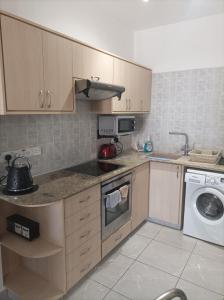 Η κουζίνα ή μικρή κουζίνα στο Queens Garden Apt by Kings Mall +15 φωτογραφίες