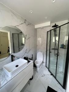 Ένα μπάνιο στο Cozy villa with hot tub, free parking