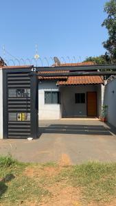 大坎普Flat Aimoré的一座带门的大型车库的建筑