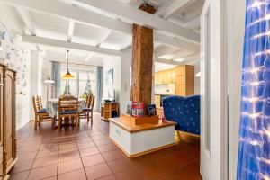 a kitchen and living room with a table and chairs at Ferienwohnung Nordlicht in Greetsiel