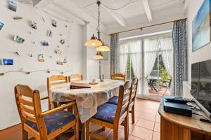 a dining room with a table and chairs at Ferienwohnung Nordlicht in Greetsiel