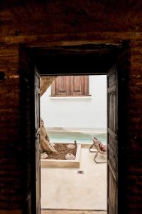 マラケシュにあるRIAD Ylha MARRAKECHの海が見える部屋への開いたドア