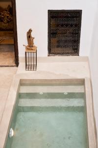 マラケシュにあるRIAD Ylha MARRAKECHの部屋の床に水たまりがある +110枚の写真