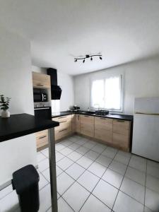 Kuchyň nebo kuchyňský kout v ubytování Joli appartement Proche Orléans