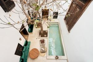 マラケシュにあるRIAD Ylha MARRAKECHの門前の木のある家