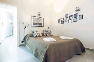 a bedroom with a bed with two towels on it at CHARLOTTE House in Naples +89 photos
